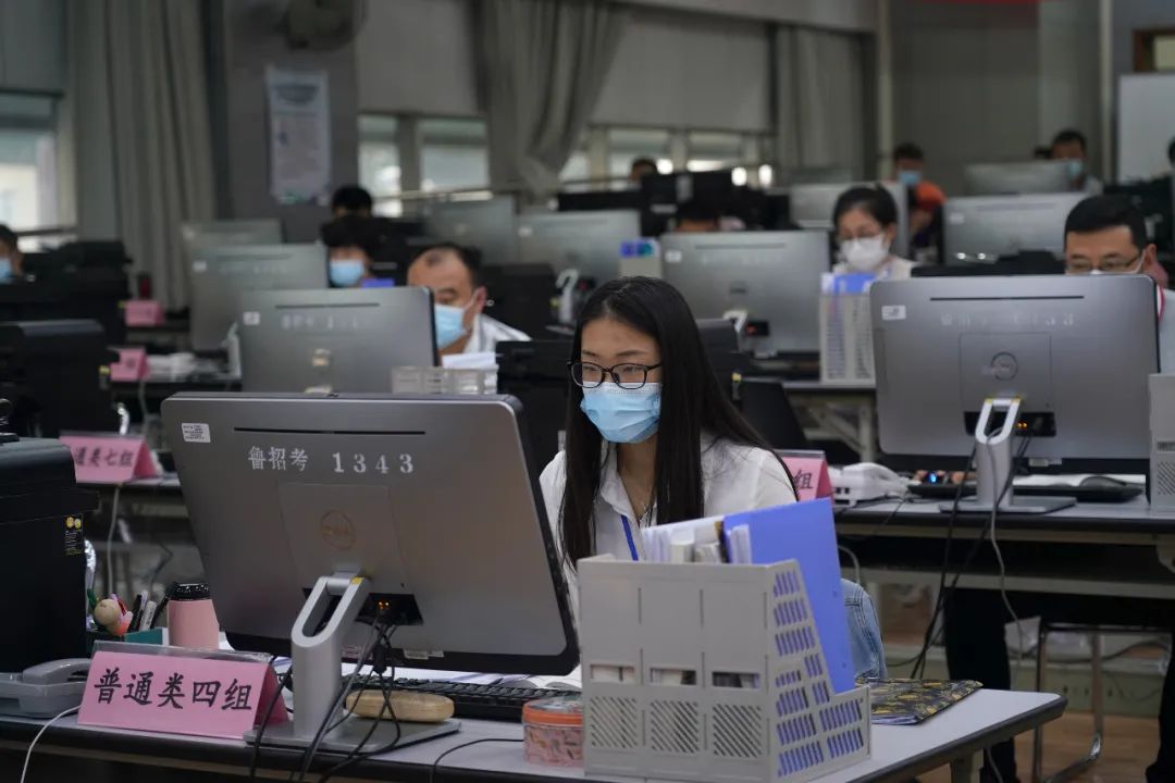 2020年山东高考录取硕果累累 共录取654824人，本科占比近半，招生辅助服务助力学子圆梦